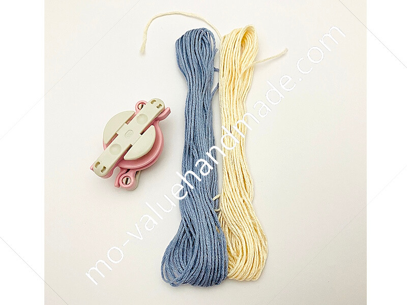 ポンポンメーカーと2色の刺繍糸